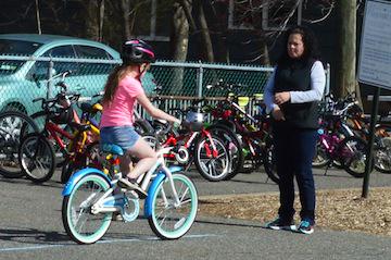 levinejcoolidge's tweet photo. @WPSCoolidge @jlevine617 Coolidge kids practice bicycle safety with the Wyckoff Police at our Bicycle Safety Rally! http://t.co/kDvEpacOvi