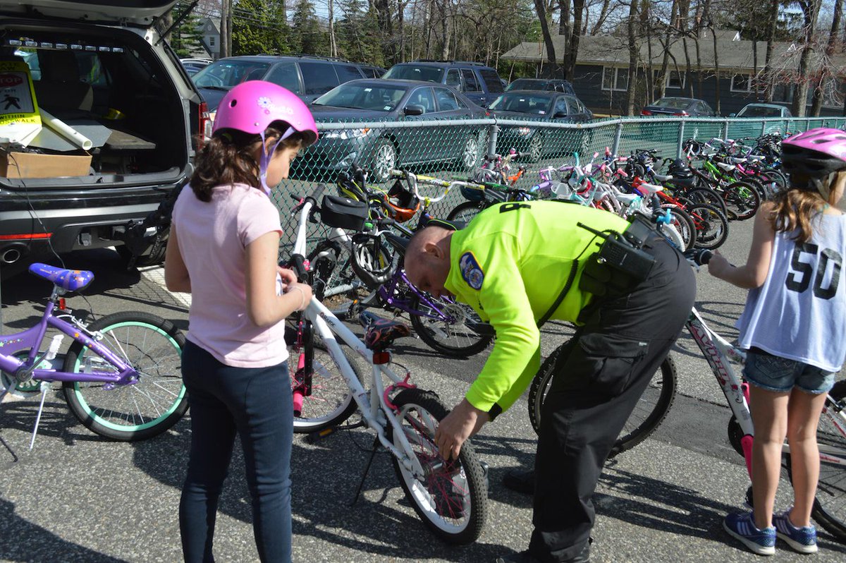 levinejcoolidge's tweet photo. @WPSCoolidge @jlevine617 Coolidge kids practice bicycle safety with the Wyckoff Police at our Bicycle Safety Rally! http://t.co/kDvEpacOvi
