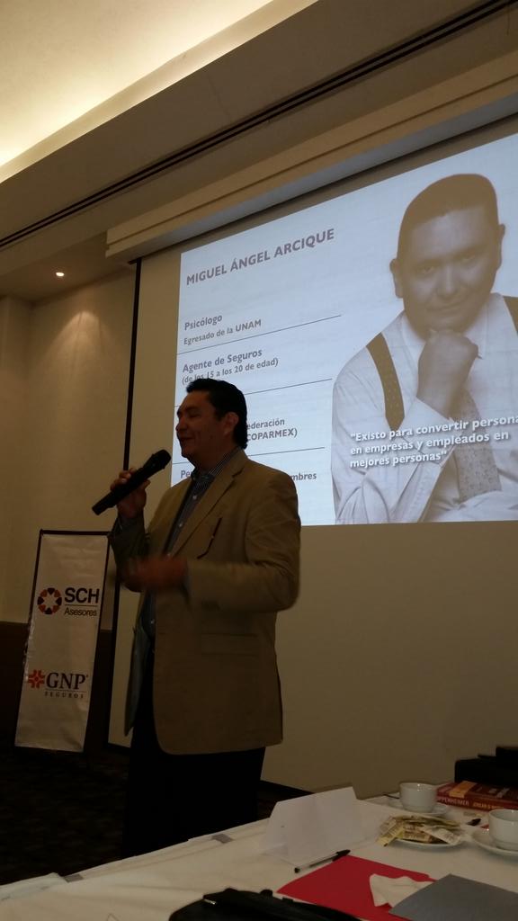 gsalum7's tweet photo. Con Miguel Angel Arcique "PlaneaciónTrimestral GNP SCH ASESORES 2015" http://t.co/jWUkKEf9b8