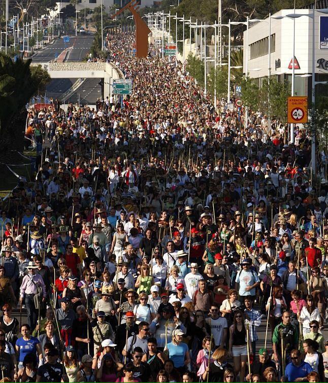 CuriosidadesALC's tweet photo. Con mas de 300.000 peregrinos la romería de la #SantaFaz es la segunda más populosa del país, tras la del Rocío http://t.co/dzIAbiZZKQ