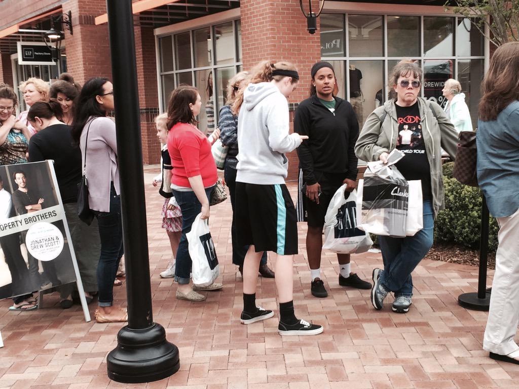 RaqLeeRod's tweet image. Shoppers are out in full force at the grand opening of tanger outlets in Pooler.