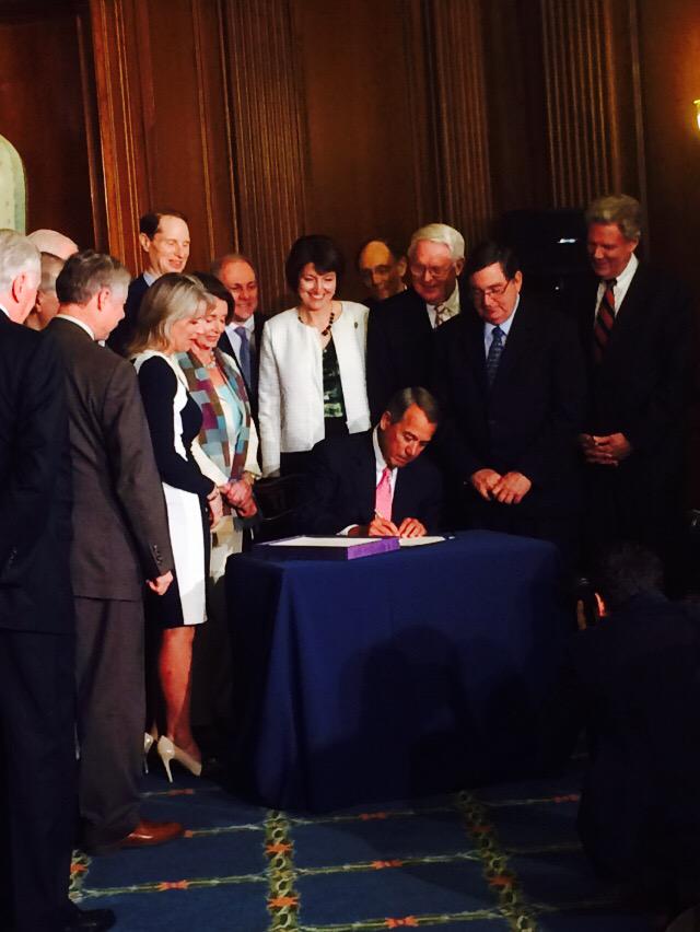 MelissaAttias's tweet image. .@SpeakerBoehner signs the #SGR bill @CQnow #docfix