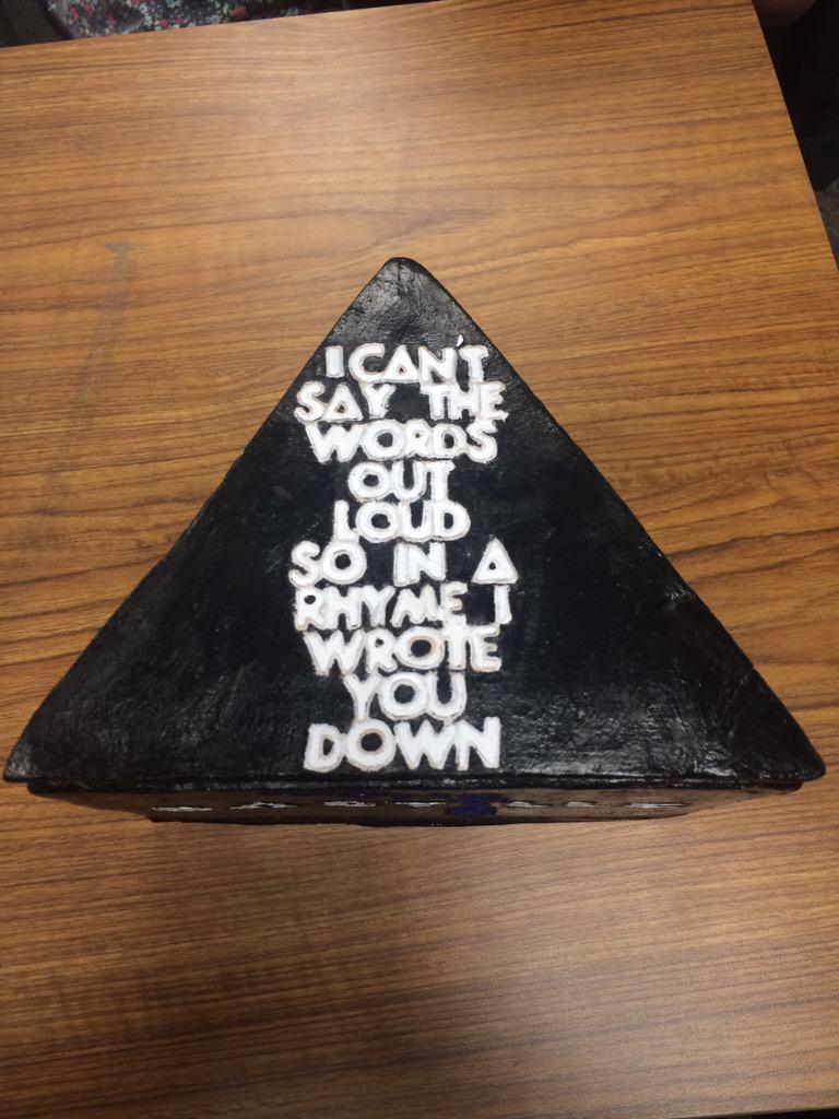 RhythmIsaDAN's tweet photo. MY FRIEND MADE ME A CERAMIC KEEPSAKE TRIANGLE BOX 😍😍😍 http://t.co/dydApVSPpg