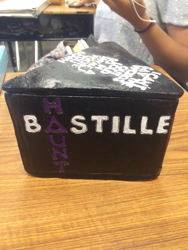 RhythmIsaDAN's tweet photo. MY FRIEND MADE ME A CERAMIC KEEPSAKE TRIANGLE BOX 😍😍😍 http://t.co/dydApVSPpg