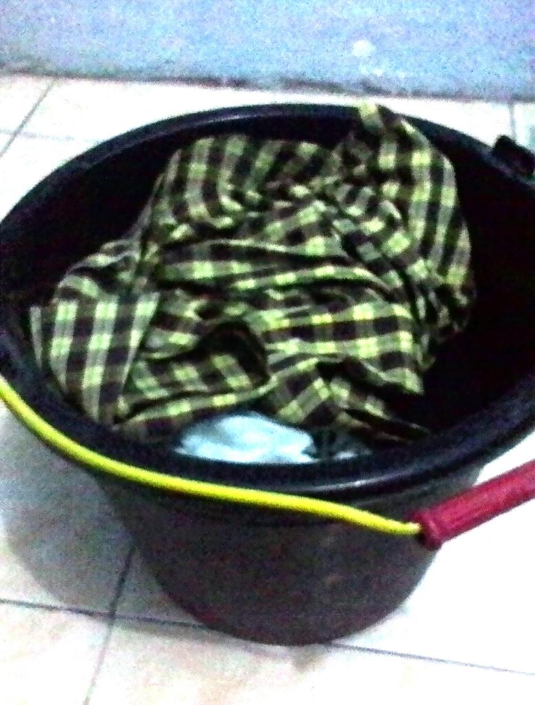 bocilkucing's tweet photo. @ardhywidyatmoko Woy Om Ardhy! Pakaian kotormu udah numpuk, cepetan dicuci! Molor melulu! Banguuuun... *Keplak ndase http://t.co/EFs7pEBsXU