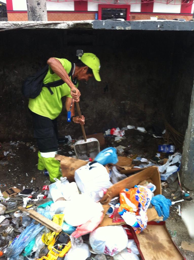 AAUD_Panama's tweet photo. Esto es una irresponsabilidad, ayúdanos, deposita la #BasuraEnSuLugar. #OperativoDeLimpieza #PuentePeatonal #Moscote. http://t.co/7Shtpkys65