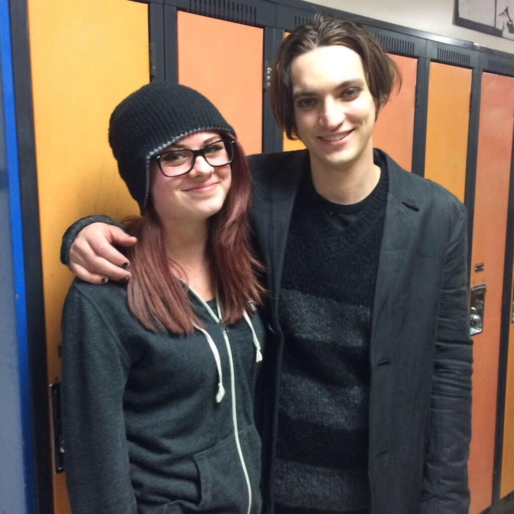 _The100France's tweet image. Photo de Richard posant avec une fan datant d'hier