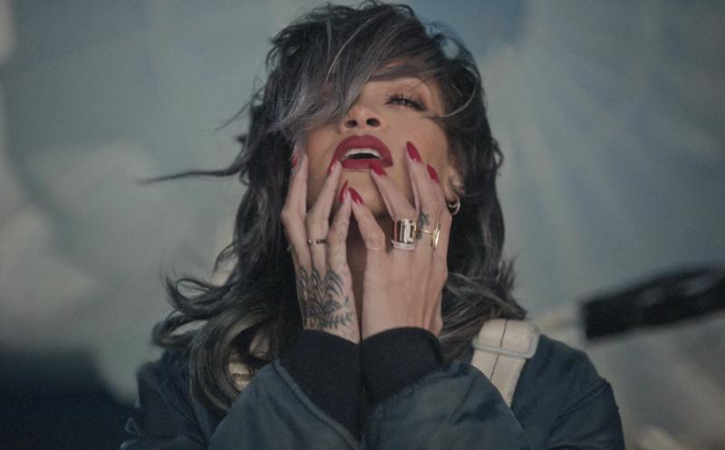 So politsch habt ihr <a href="/rihanna/">Rihanna</a> noch nie gesehen! Ihr neues Video zu "American Oxygen": bitly.com/Rihanna_Americ… #r8