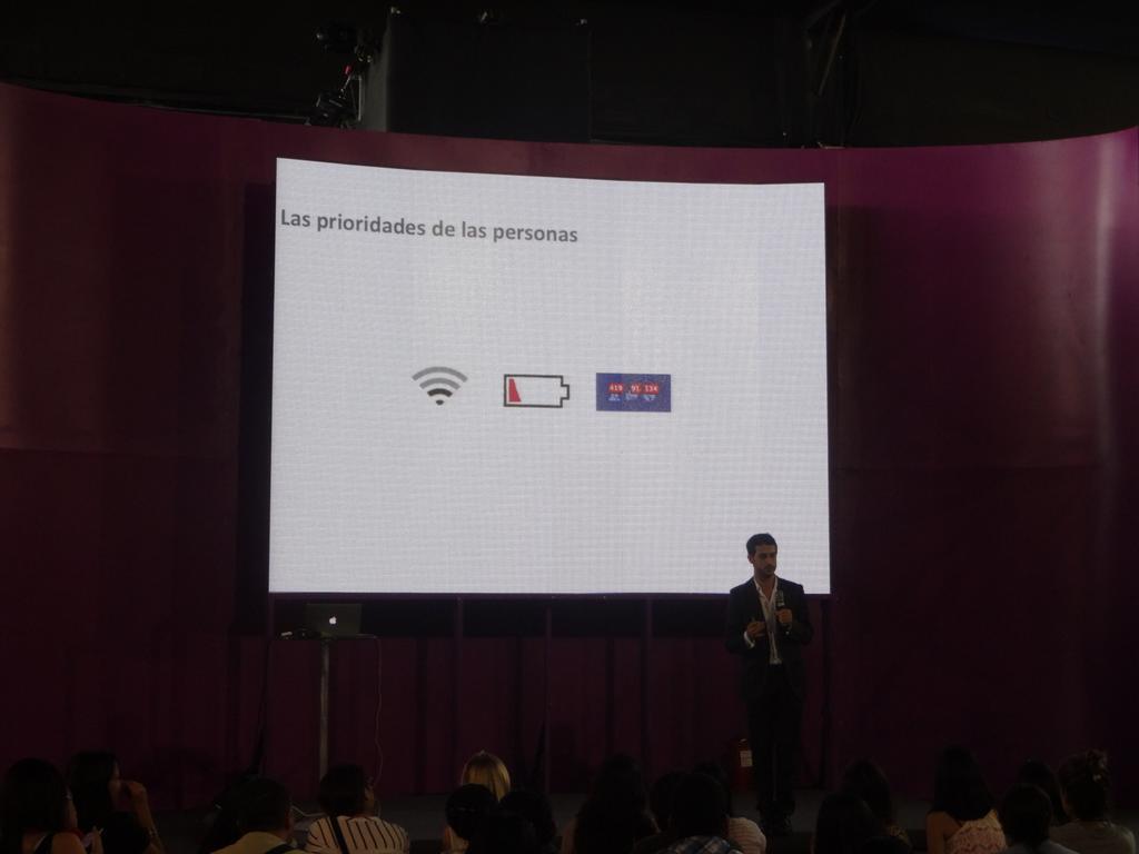 MovistarPeru's tweet photo. Las nuevas enfermedades: cuando no llega el wifi, cuando se acaba la batería y las notificaciones. #Tekicamp http://t.co/6kzbGSFhWo