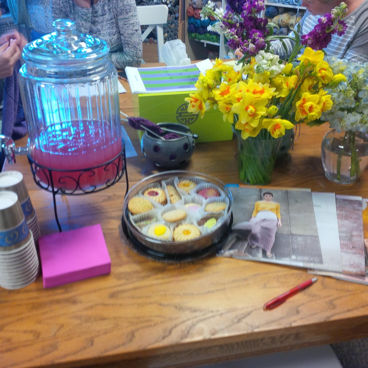 Knitabit66's tweet photo. Snacks for NJWW!!!  We're having fun walking (and snacking!)
#njwoolwalk, #knitabitnjww, #snacksandyarnatkab http://t.co/3g8ZZrrlTc