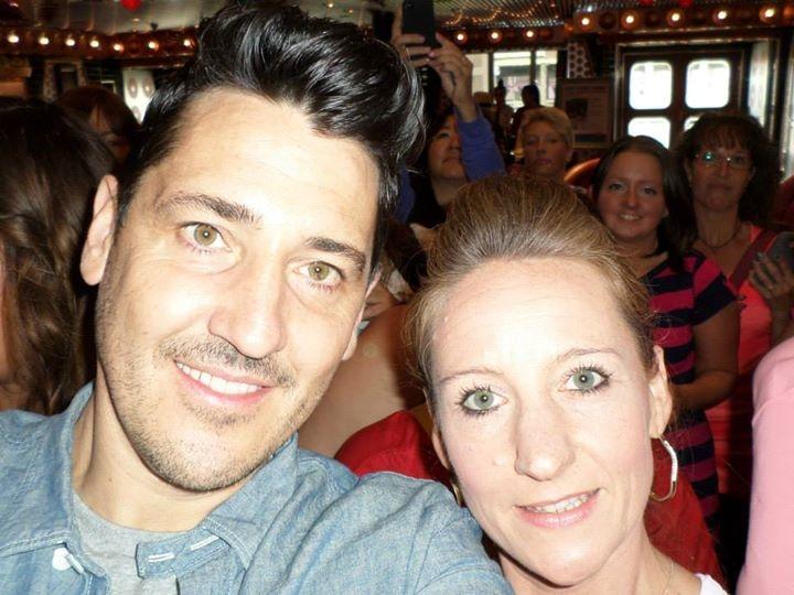TanjaBacher's tweet photo. #selfieswithjonathan @JonathanRKnight so thankful http://t.co/sbX7zPh785