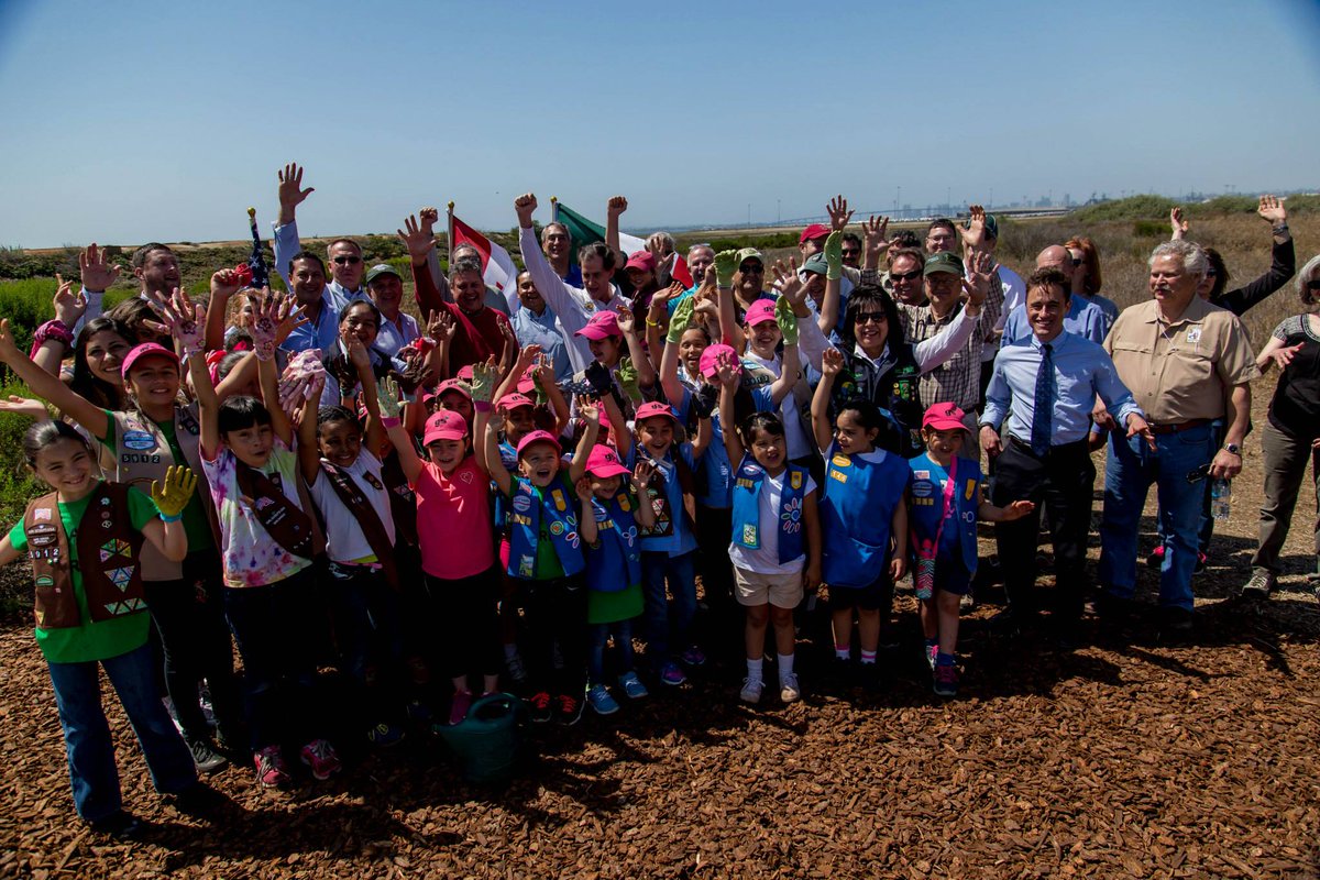 USFWSIntl's tweet photo. .@girlscouts help @DirectorDanAshe #savethemonarch @SanDiegoRefuges w @CONANP_mx @environmentca #TrilateralCommittee http://t.co/j9HScoF7Xu