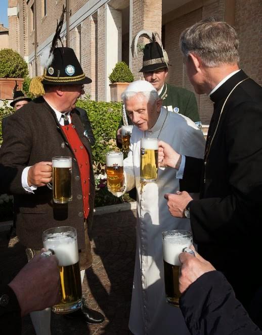 javierMbrocal's tweet photo. La mejor foto del cumpleaños de Benedicto! Birren! http://t.co/8Hhscs9IS1