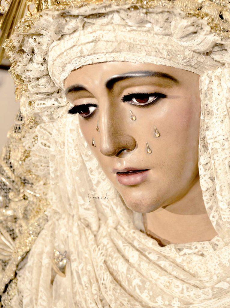 LA MIRADA QUE CAUTIVA A TODO UN BARRIO, Y REPARTE ESPERANZA A TODOS SUS DEVOTOS.
ES, LA ESPERANZA DE TRIANA.