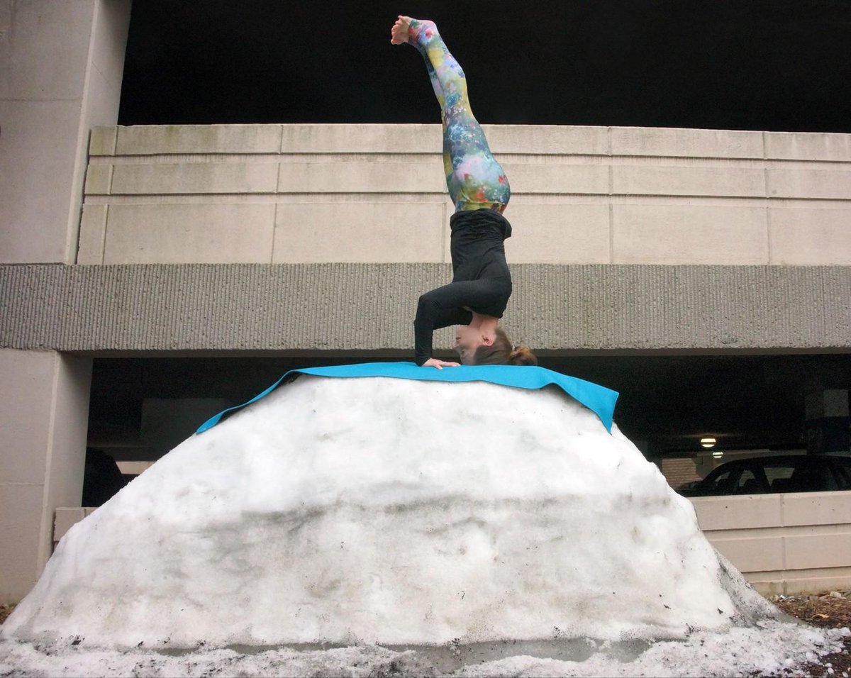 Snow pile yoga: It’s a thing (PHOTOS - from Reston Va this week): wapo.st/1PSSBwj