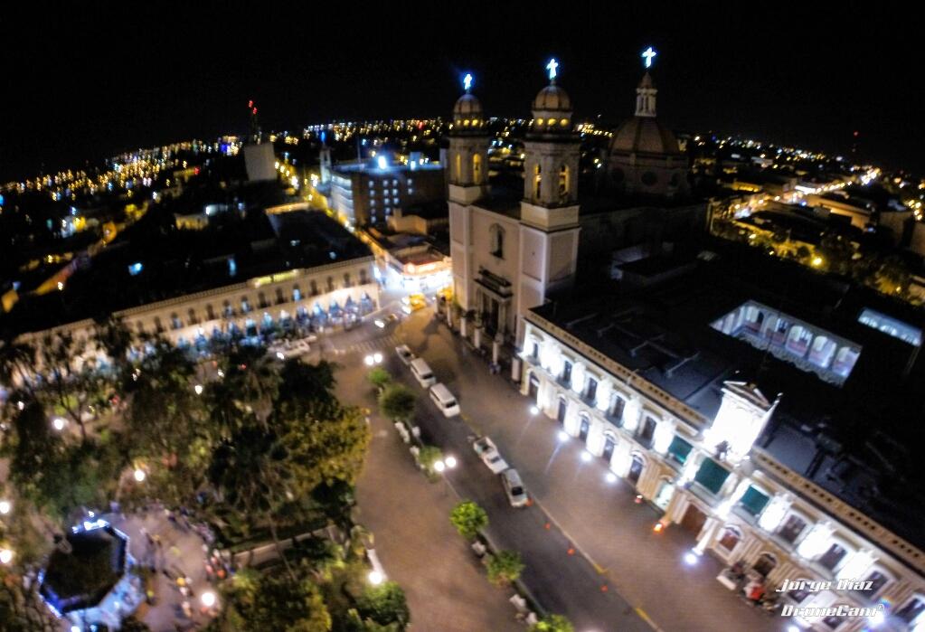 jorge_diaz26's tweet photo. Palacio de Gobierno y Catedral!!! #Colima #GoPro #DronePhotography #JardínLibertad #EstoEsColima #JorgeDíaz http://t.co/BOHKIhqw4q