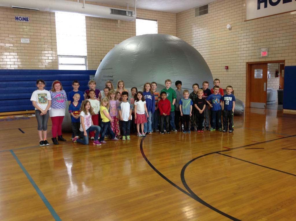 HFS_owls's tweet photo. While 8th grade was in DC, everyone else was busy staring at the stars in StarLab! http://t.co/3oXaxvPs64