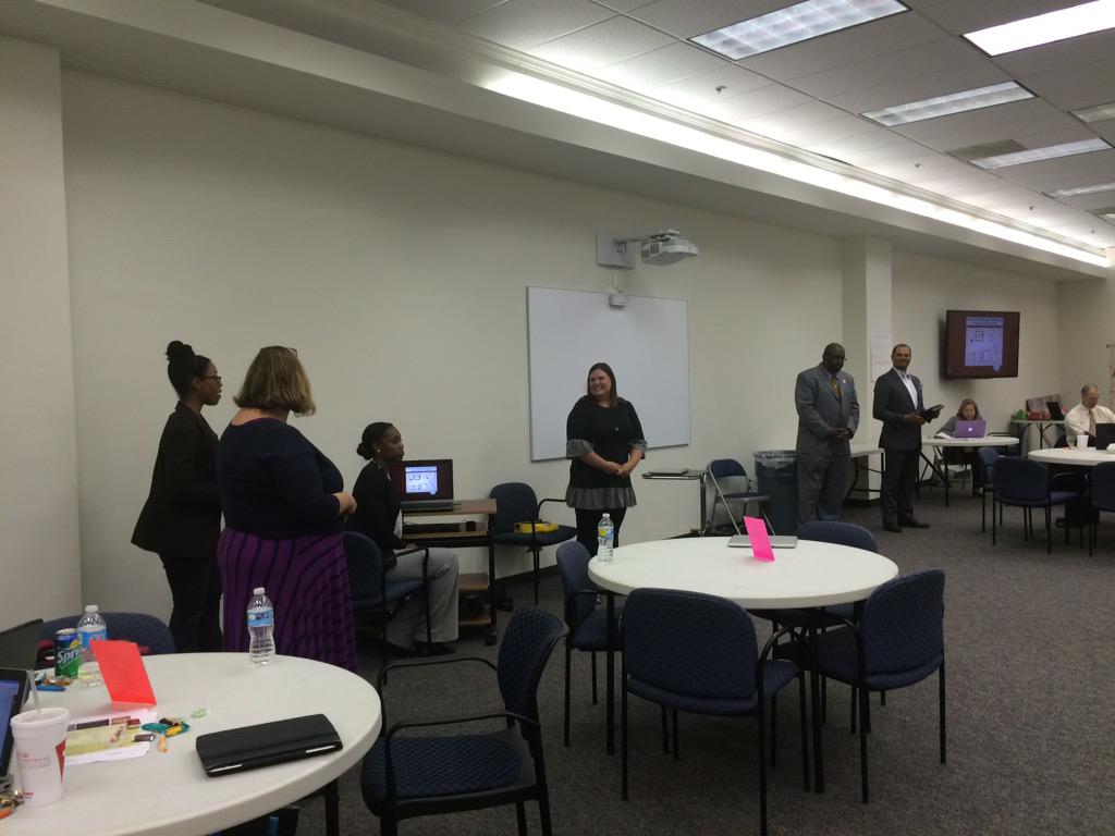 stone_teri's tweet photo. Muy bien presentation!!! #r2leadup http://t.co/G38lJF7Cr2