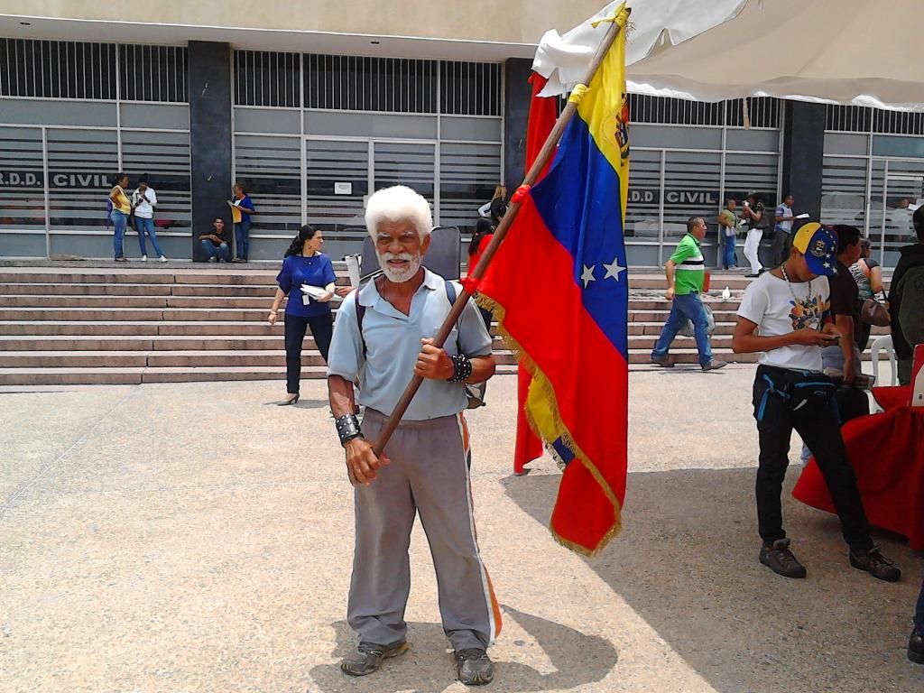 JOSED_YEPEZ's tweet photo. El caminante ejemplo de vigor revolucionario, dos años haciendo patria @RediLara @OccidentalRedi @Guerrilla4Feb http://t.co/EOub1h06IG