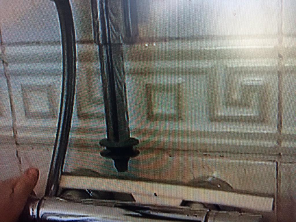 Overbeekeonge's tweet image. #robgeus_sbs #jvmv Word ik niet vrolijk van! Man man man.Zeuren over andere!! Maar zelf schimmel in badkamer  hebben!