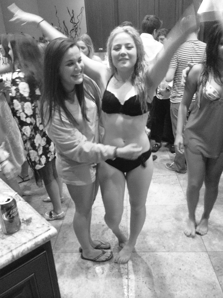 hannylolol's tweet photo. ATTENTION ๐จ it's this dabs birthday so don't forget to send her embarrassing pics #gradnight2014 #neverforget #ordo http://t.co/VEG2y9eW7e
