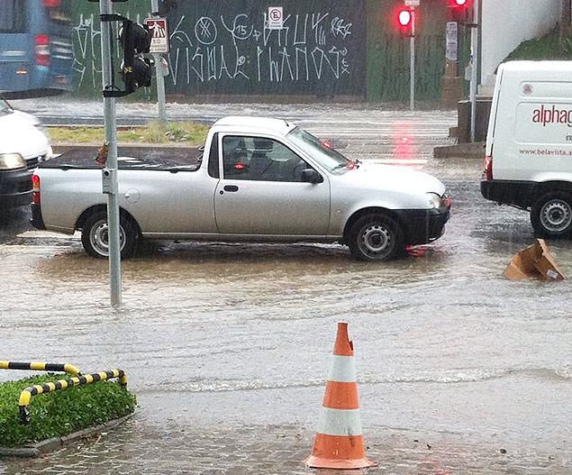 MauroVS's tweet image. Chuva coloca parte de São Paulo em atenção para alagamentos uol.com/byfcTX  @folha #Sabesp na #vigarice