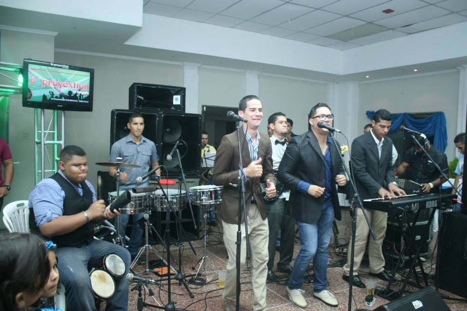 josealejandrogg's tweet photo. Preparando, llorando, bailando e inspirado. @LatinDashO #ShowTime #TrailerYpelicula http://t.co/MGDBhDC2K1
