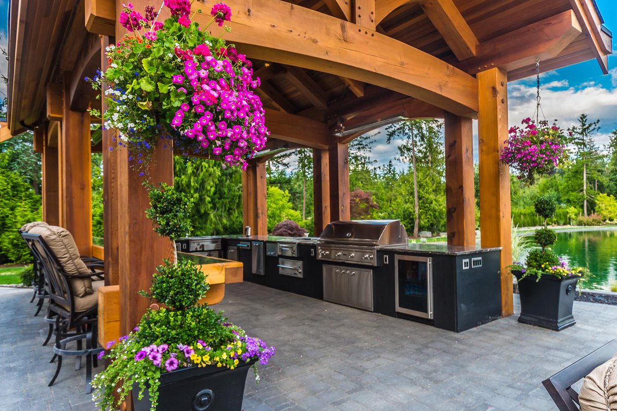 RealCedar's tweet image. Love this #OutdoorKitchen? Check out our latest #ProOfTheWeek w/tips from @IslTimberFrame: bit.ly/1yz96se
