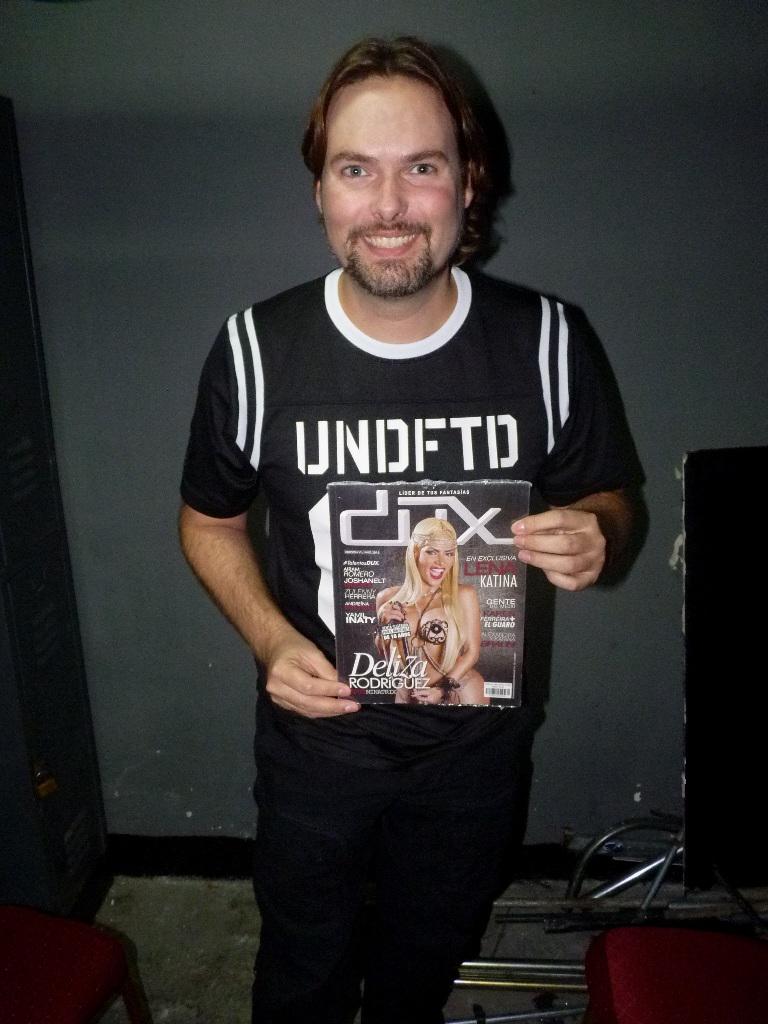 DUXMagazine's tweet photo. @ElGeorgeHarris #lada con la #DUXMania #backstage @elteatrobar @carlosmedina1 @nixon_pinango @delizca @NewmakerQ http://t.co/aVwgTTnzdF