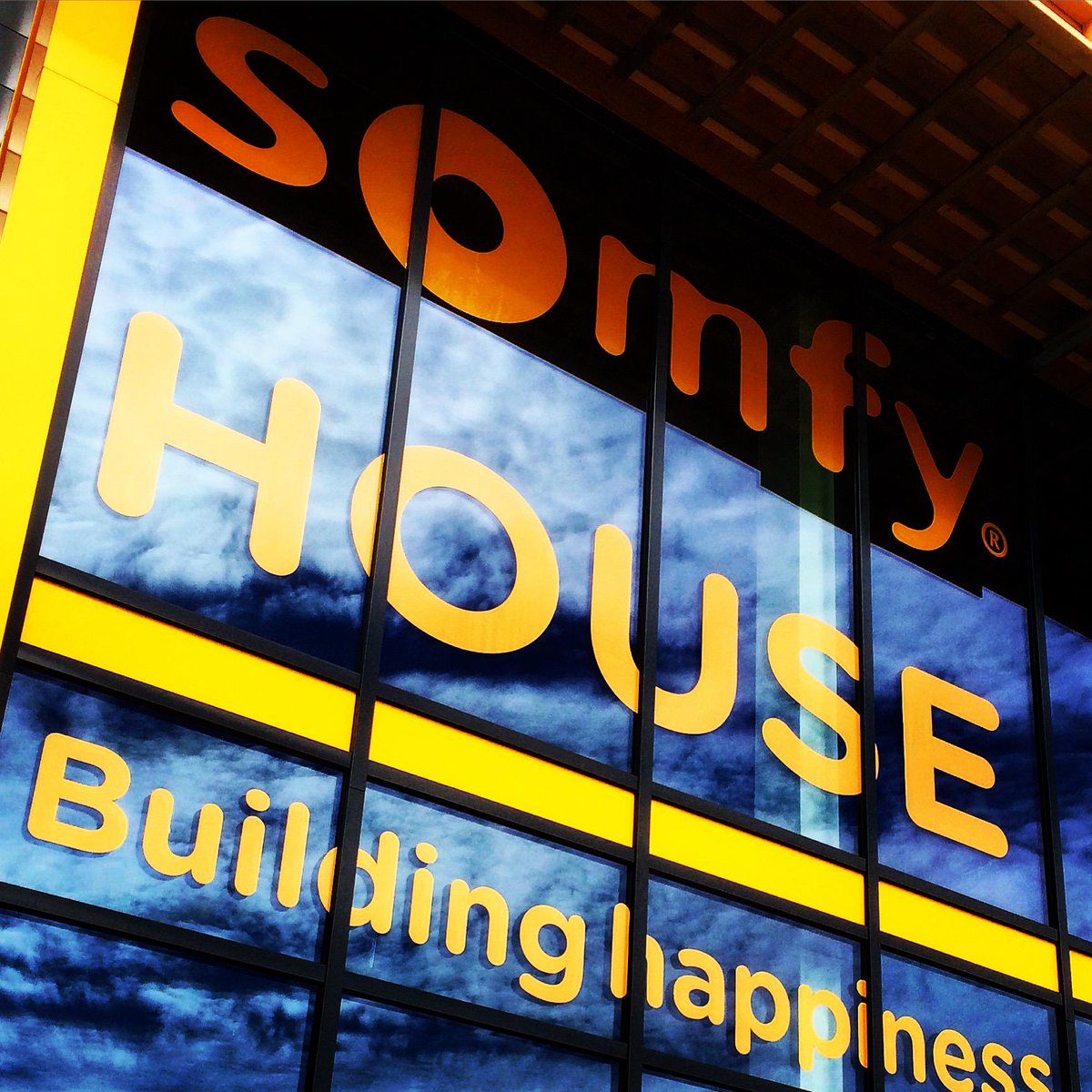 SomfyHouse's tweet photo. BREAKING NEWS! Een nieuwe naam op een nieuwe locatie; Homemotion House wordt Somfy House #somfy #homemotionhouse http://t.co/chifGskic0