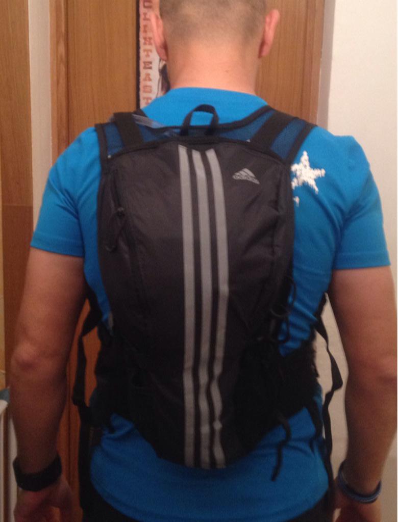 contadordekm's tweet photo. Hoy estrene la mochila para la #GO4RUN.No es la+específica pero se sujeta muy bien y tiene espacio.Buena compañera. http://t.co/4TbOSfwHui