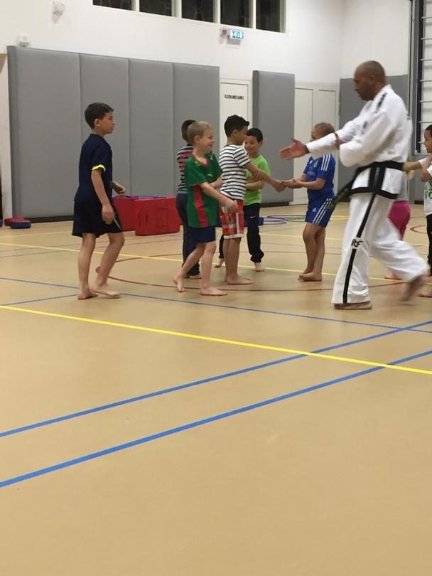 Bezoekje van de sport wethouder &amp; Sahyun James tijdens het les geven! Brede school Hoograven