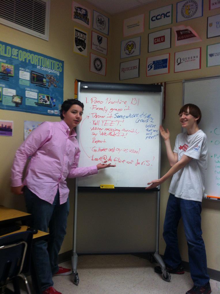 TeamRoboBibb's tweet image. When you finally develop a good plan #pono101 #omgrobots #theyreactuallyvannawhite