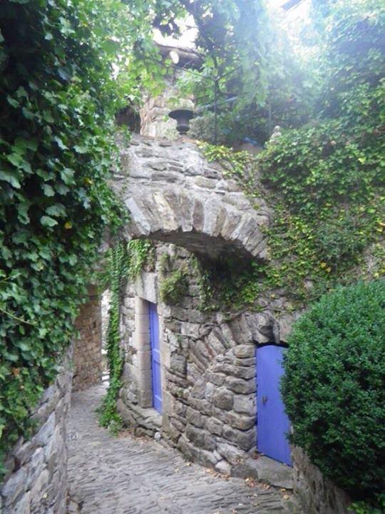 وبواب بواب، شي غرب شي صحاب شي مسكر وناطر ت يرجعوا الغيّاب آه آه آه البوااااب