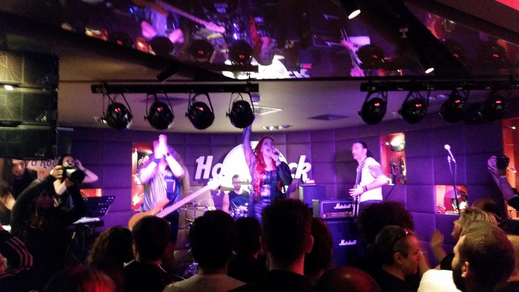 Red Sonja albüm lansman partisindeyiz. Fakat çok iyiler! :) <a href="/redsonjaband/">Red Sonja</a> <a href="/hardrockist/">Hard Rock Istanbul</a> <a href="/SerraHepgul/">Serra Hepgül</a>