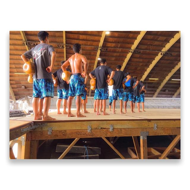 kolikokane's tweet photo. #TBT Stage rehearsals for #mm2015 #kolikokane #kaleoolakaikahikinaokala #keaohula http://t.co/Qku3CPzVJX http://t.co/fxRn5YYc64