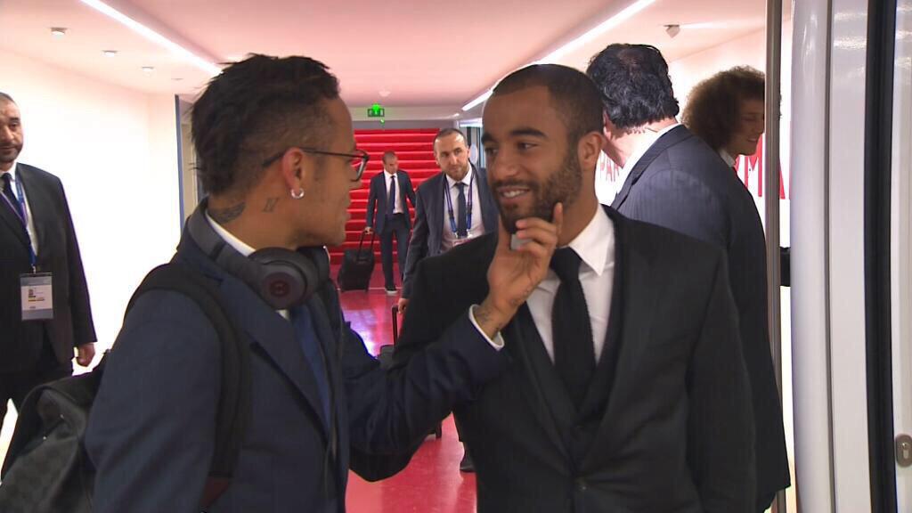 Sacnjr's tweet photo. Namore com alguém que segure seu queixo que nem o Sr. @neymarjr segura o do Lucas. Isso sim é estar apaixonado! http://t.co/mWTLUBCxNw