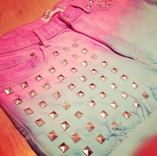 JaggedEvintage's tweet photo. Summer colours โ๏ธโ๏ธโ๏ธ #customlevis #levishorts #ibiza #marbs http://t.co/Jf5eoA4r3X http://t.co/tvFvvy9sWy