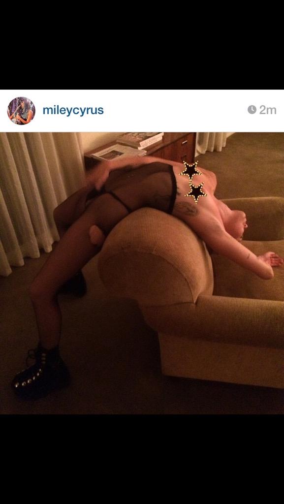 HuttonMiranda's tweet photo. Miley is not okay http://t.co/fLzlAIGooV