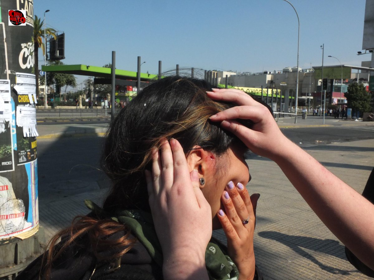 Chileokulto's tweet photo. Los #DDHH solo les dura un poco a Carabineros, hoy disparando perdigones en la #Usach #MarchaEstudiantil #Represion http://t.co/RsRu2TyoqT