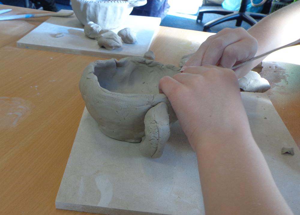 MarjoPotma's tweet photo. #Tijdlijn #Schervenmuseum #Archeologie. Dan zelf aan het werk met klei groep 3-4.  @Toltermeppel @ontdekscala http://t.co/AHHKW6zoTS