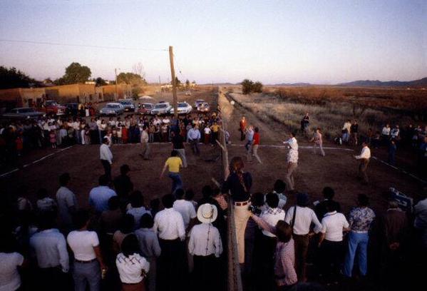 CoinWuTang's tweet photo. 1979: Juego de volleyball entre personas de México y Estados Unidos usando la frontera como red. http://t.co/qrjay3Sfw4