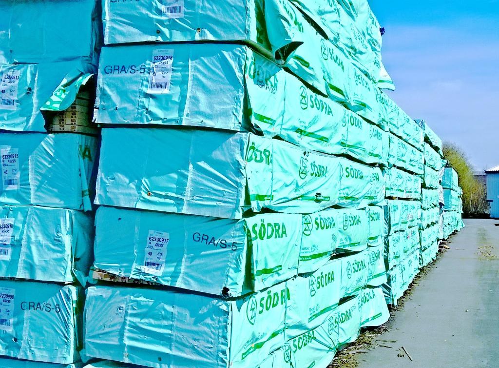 grangemouth1's tweet photo. Latest kiln dried imported softwood arriving in Grangemouth. http://t.co/5DlcJu1jBD