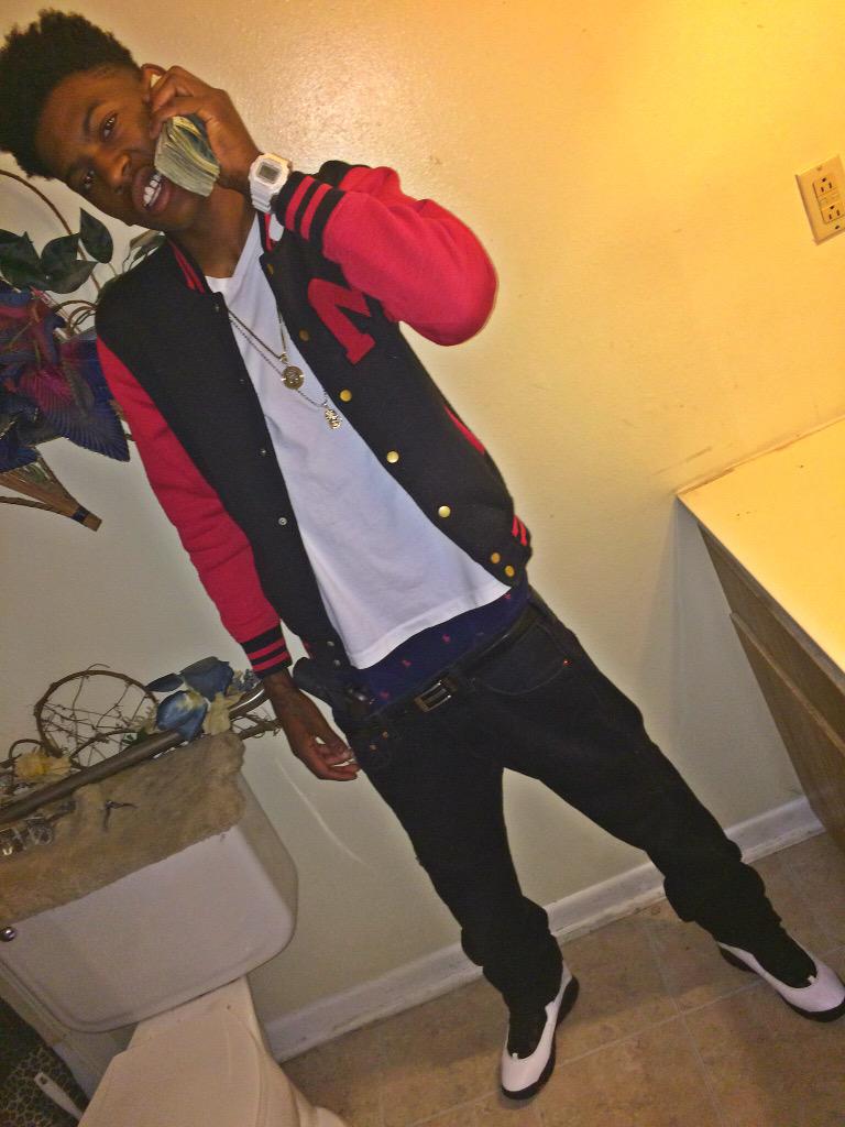 JML1x's tweet photo. hoes gossip , na im on my shit they tryna get me 🔥 #wwicn #riprell #ripmone http://t.co/qCDB00hU0r