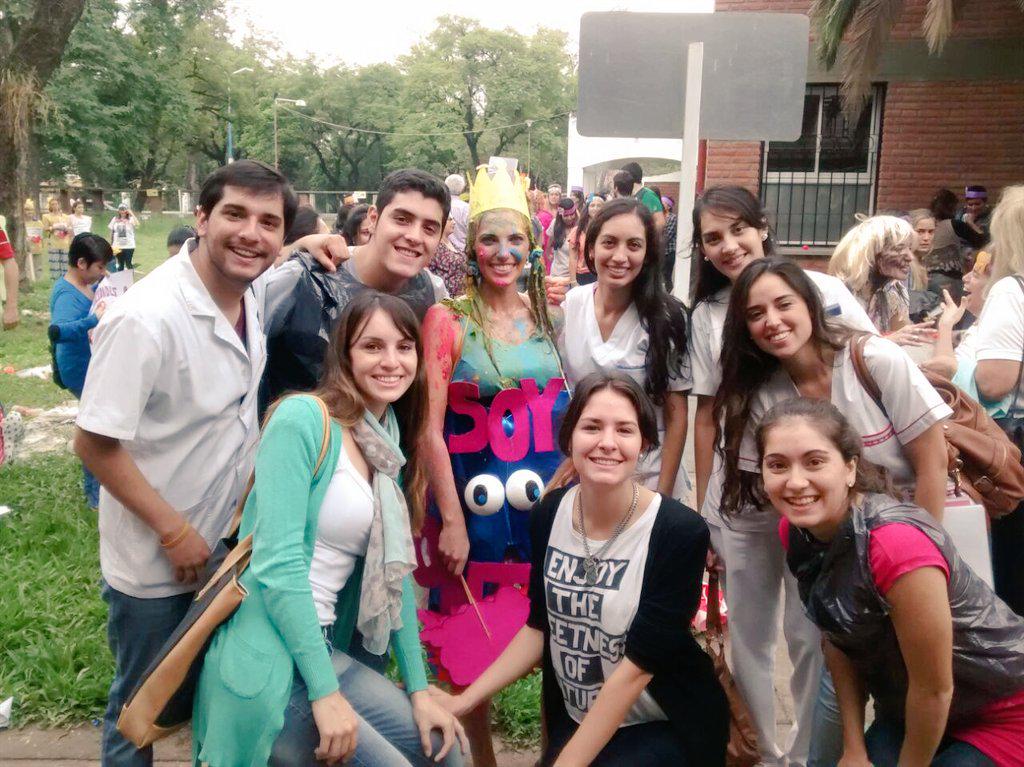 CoronelArieL's tweet photo. Felicitaciones #Dras #Dentistas #Odontologas #Dotorcitas😼😸😹👏👏👏🎉🎊🎈🎈🎈@lukitimo @andcasty @carosanchezub http://t.co/Y8tI2TsS91