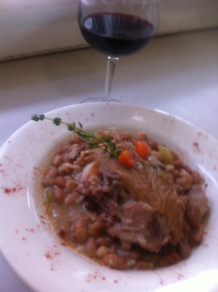 chefjesse1's tweet photo. Chicken backs and Pinto beans, #modernsouthern http://t.co/wNBOrHR3ju