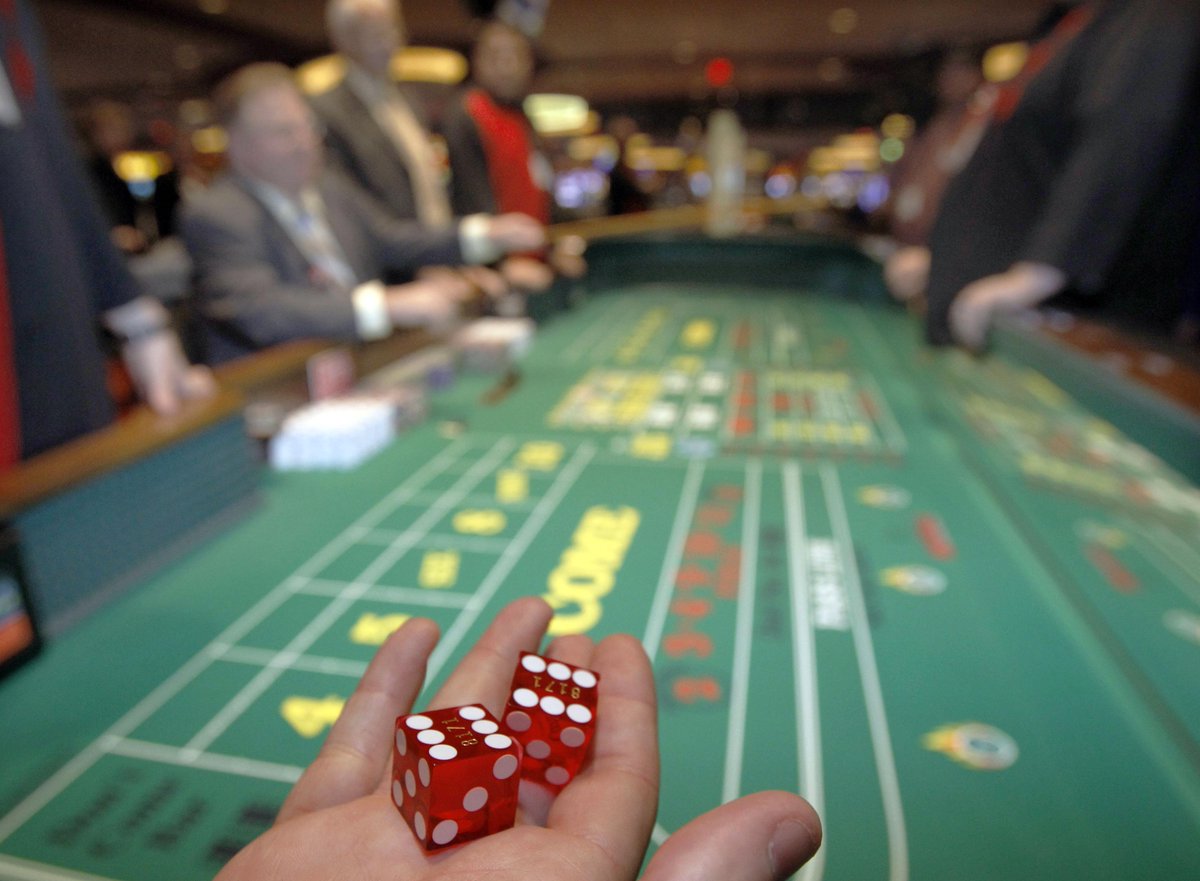 BIVideo's tweet photo. It's really easy to fake it at the craps table if you know these two bets: http://t.co/kHimLNfpv4 http://t.co/uydB42jJyb