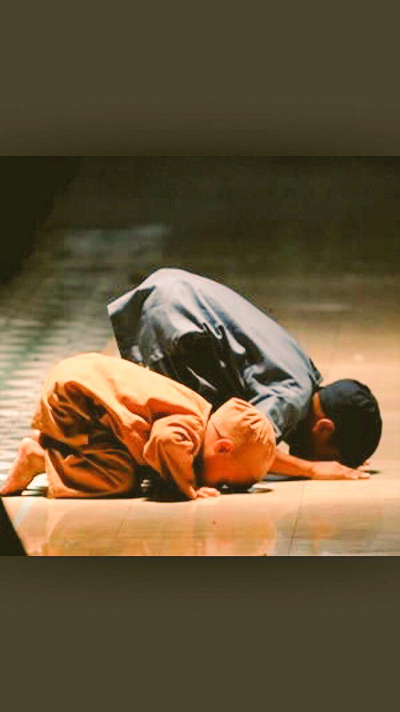 ma20142014's tweet photo. مـدام لك ربٍ عـن الخلق يكفيك
لا تشتكي للخلـق قاصي وداني
أسجد وقـلّ يارب ماخاب راجيك
وأبشر بـ تحقيق الرجا والأماني http://t.co/NBoUuVcV3T