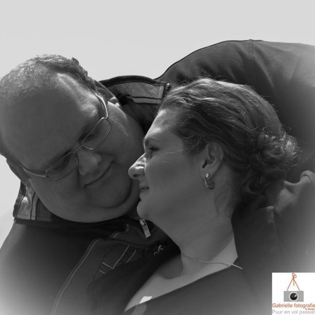 FotoGabrielle's tweet photo. Klaar met bewerken van een loveshoot. nu de puntjes op de i zetten met het maken van een CD cover en harmonica boekje http://t.co/3PtcfOrJNK