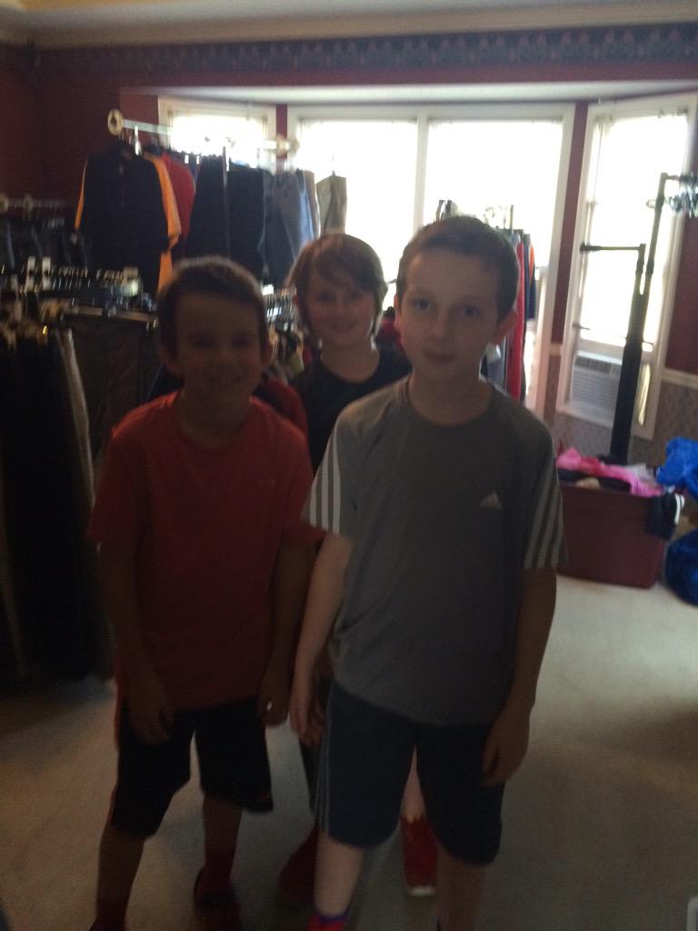 EL5thGrade's tweet photo. Student ambassadors volunteering at PHSD clothing center. http://t.co/CdeMlrwJQx